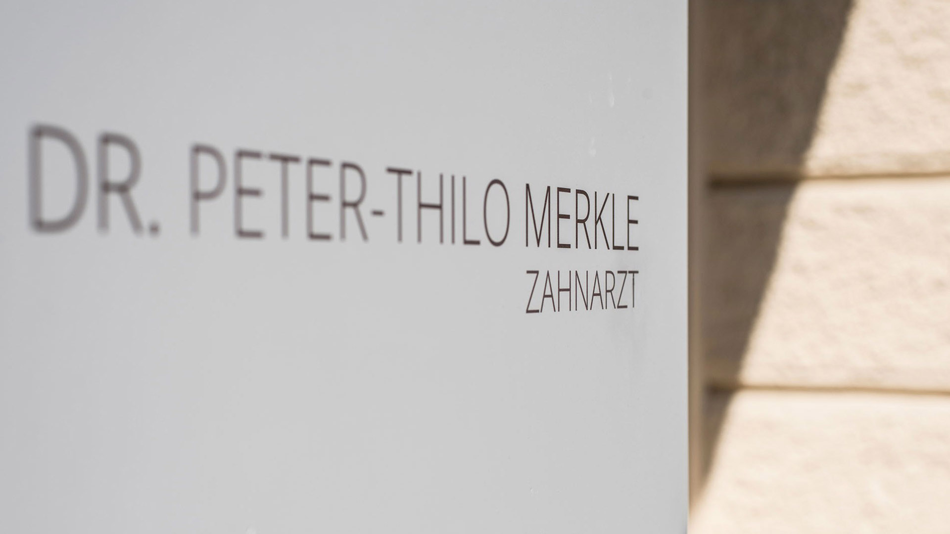 Dr. Peter Merkle, Eingang zur Zahnarztpraxis